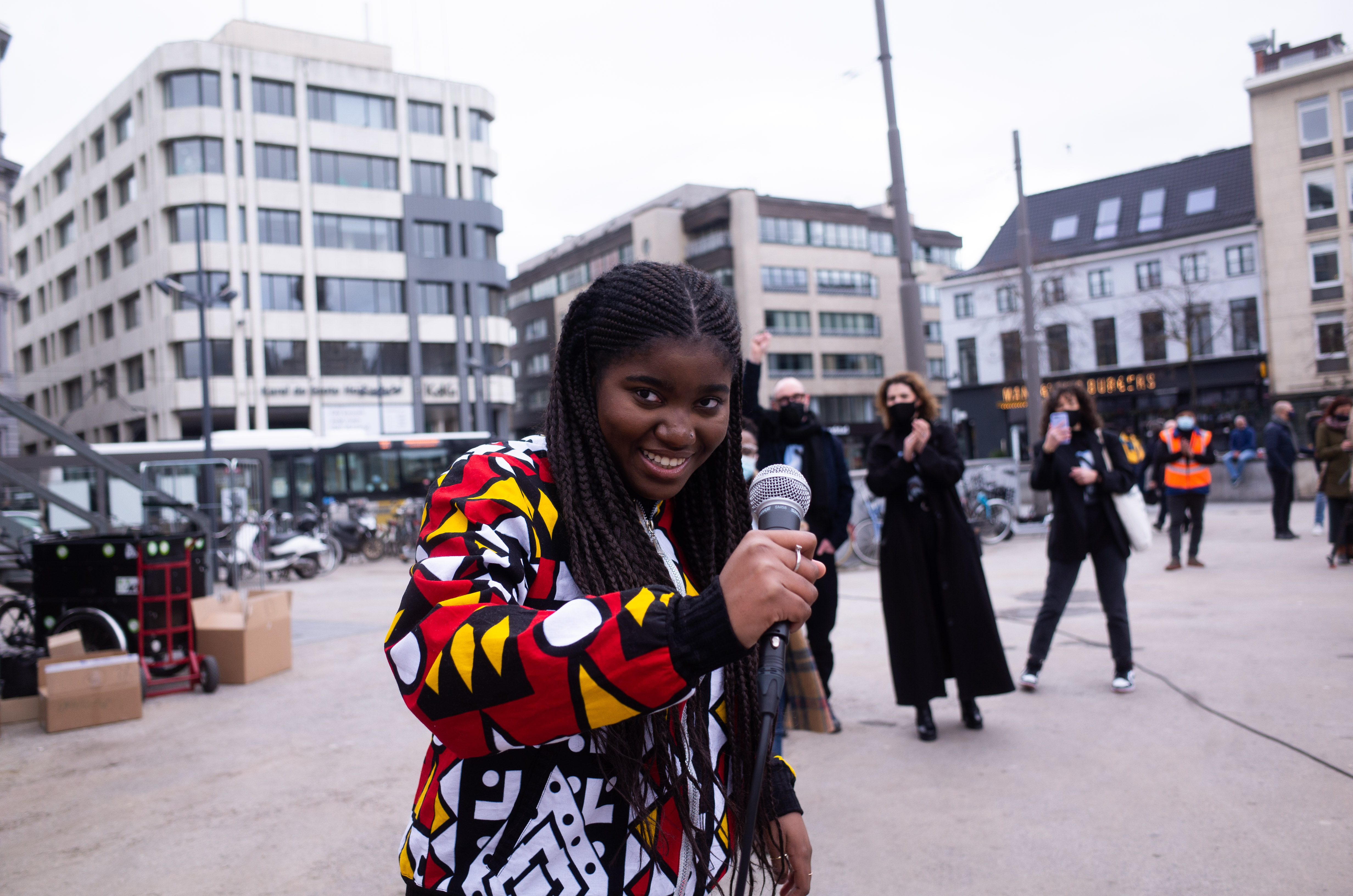 Zangeres Rapha trad op tijdens de manifestatie op de Groenplaats. (Foto: Stef Arends)