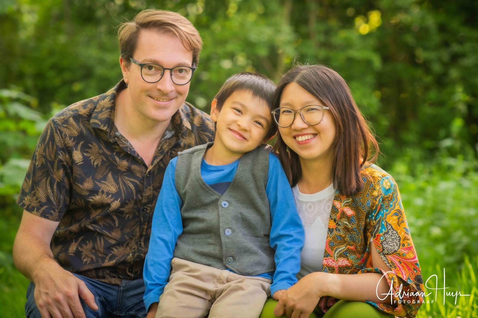 Li Li Chong poseert voor een familiefoto met haar partner en zoontje.