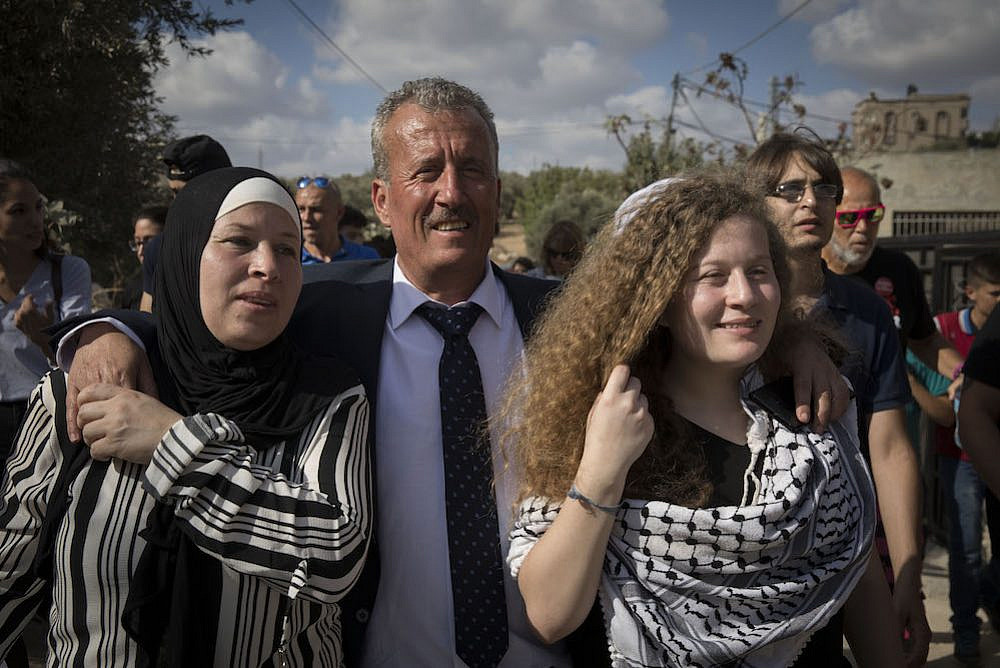 Ahed Tamimi (rechts) samen met haar ouders Nariman en Bassem.