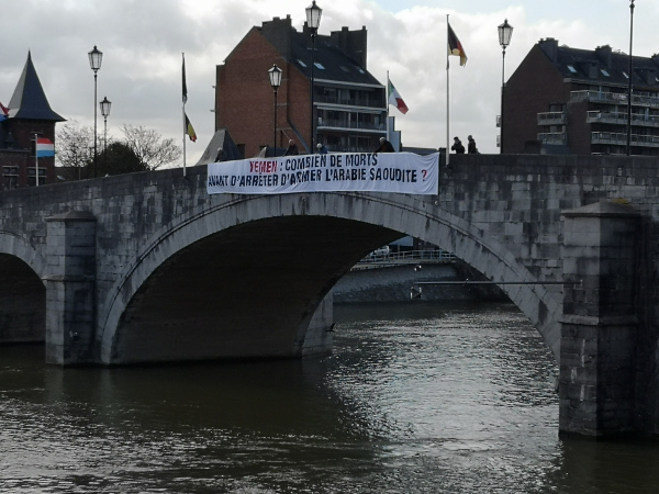 banner aan brug in Namen